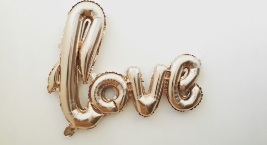 gold love balloon